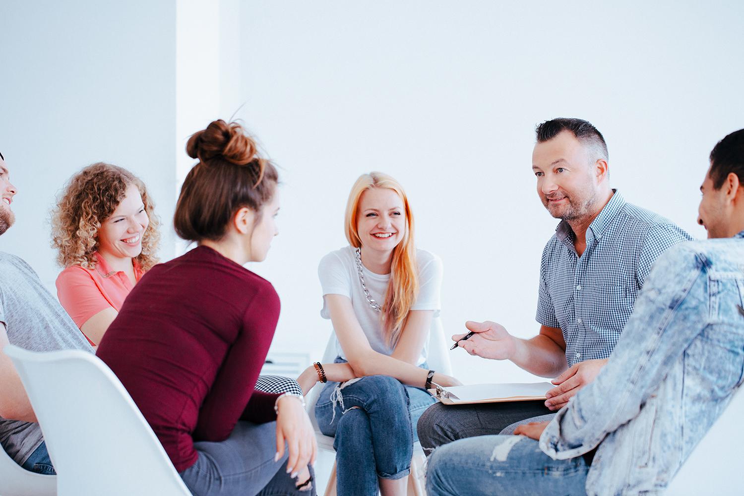 sprechen diskutieren in einer Runde